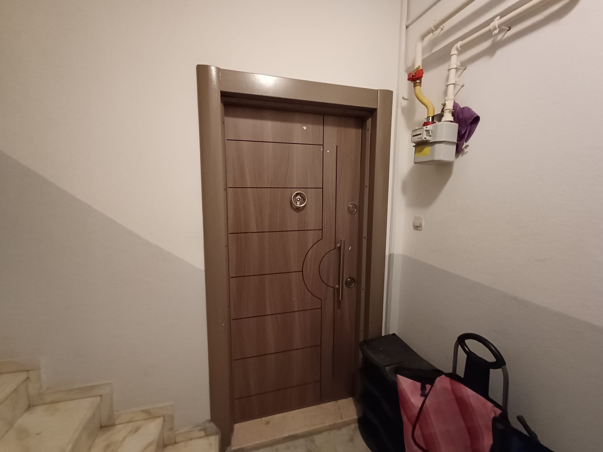 ARA KAT KOMBİLİ SATILIK DAİRE 