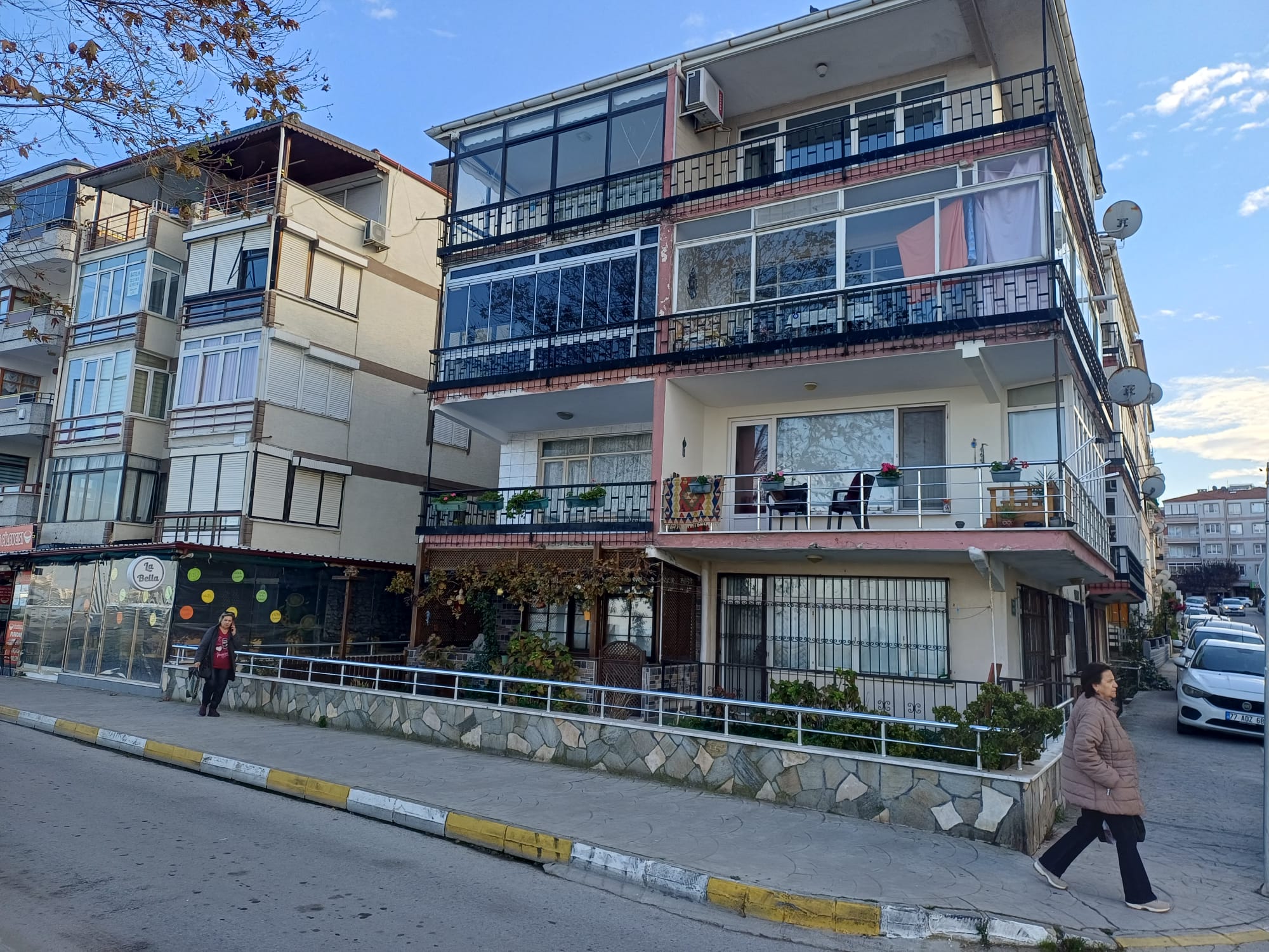 RENK APARTMANI GİRİŞ ÜSTÜ 1 ODA 1 SALON