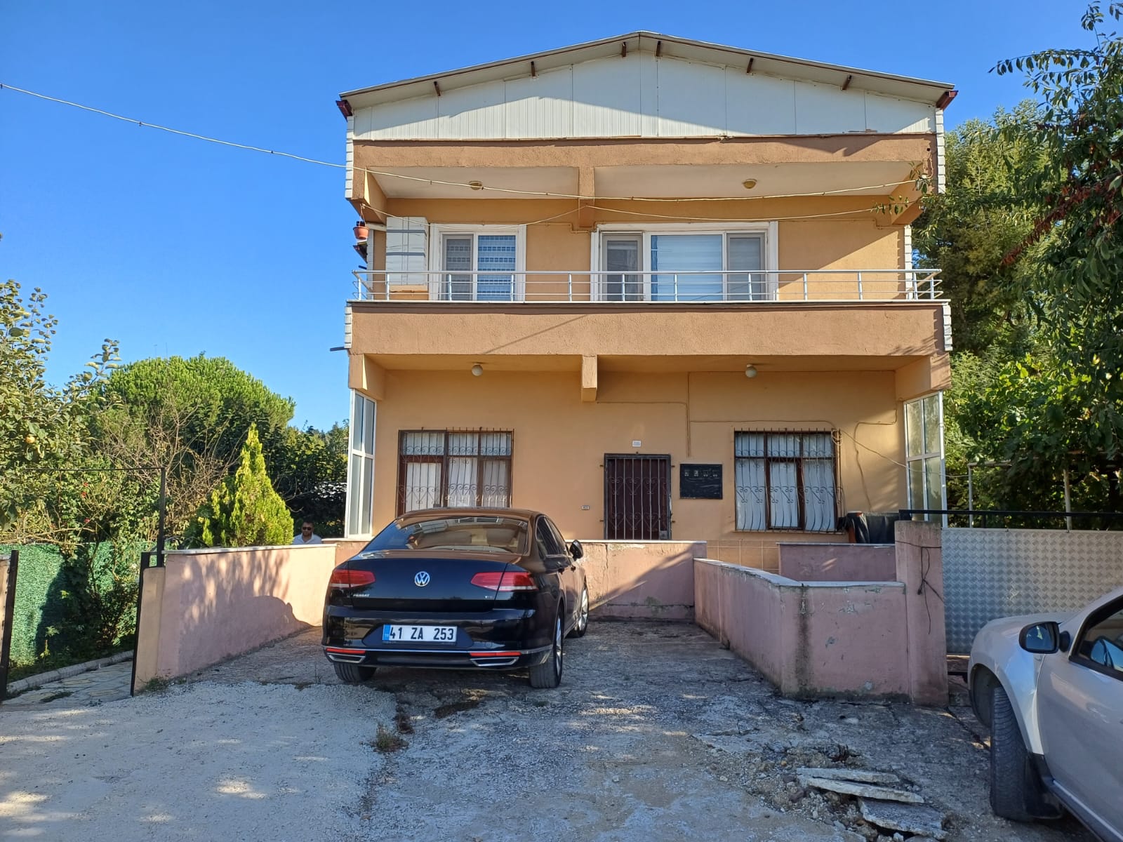 ÇİÇEKLİ BAHÇELİ EVLERDE 260 M² ARSALI MÜSTAKİL EV